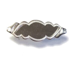 Plain Thick Baby brooch with engraving detail 02