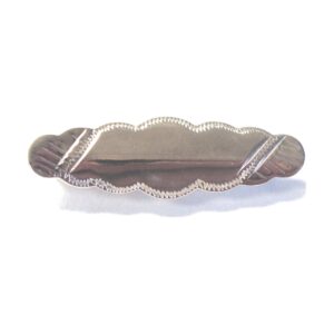 Plain Baby brooch with engraving detail 01